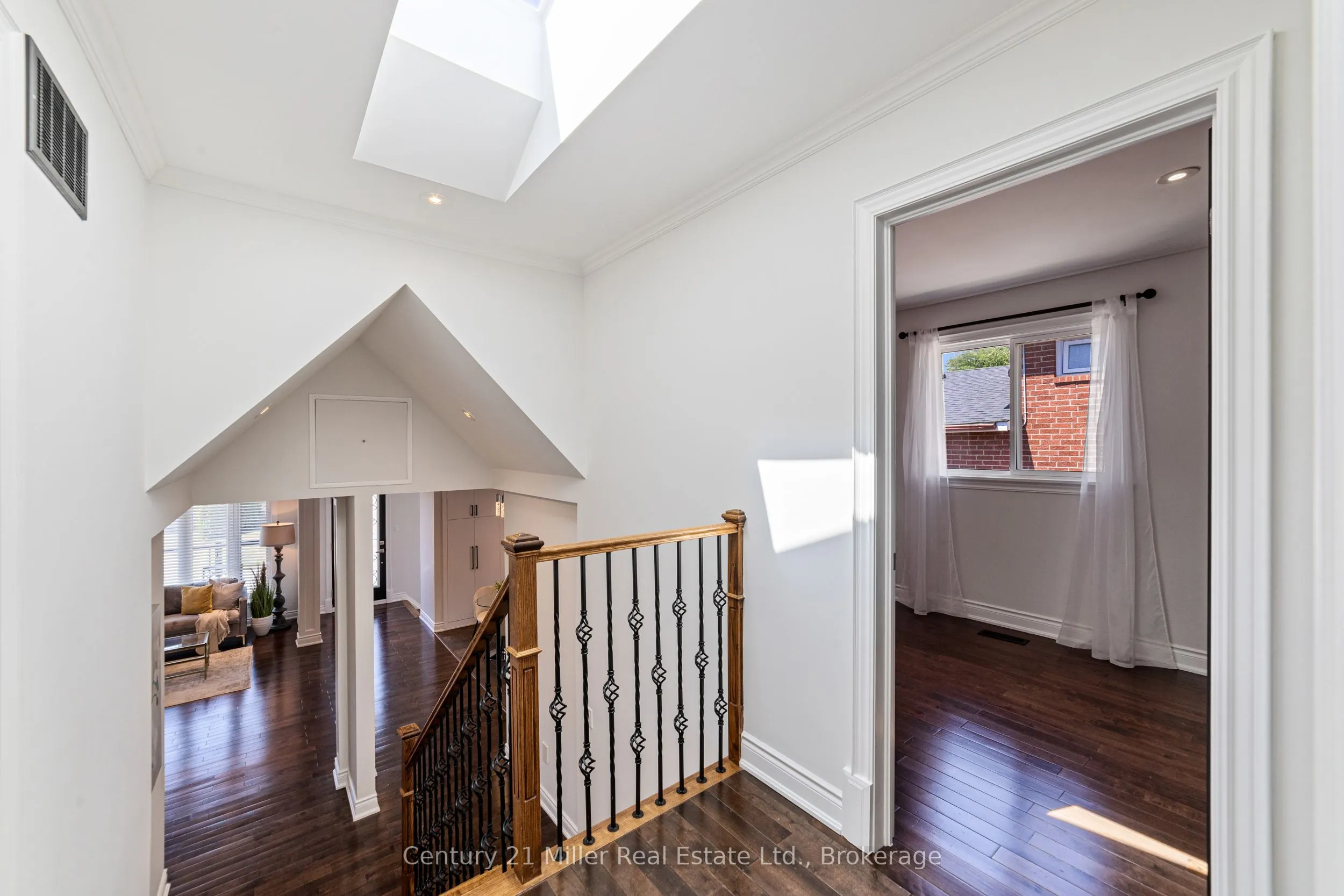1363 Harmsworth Square