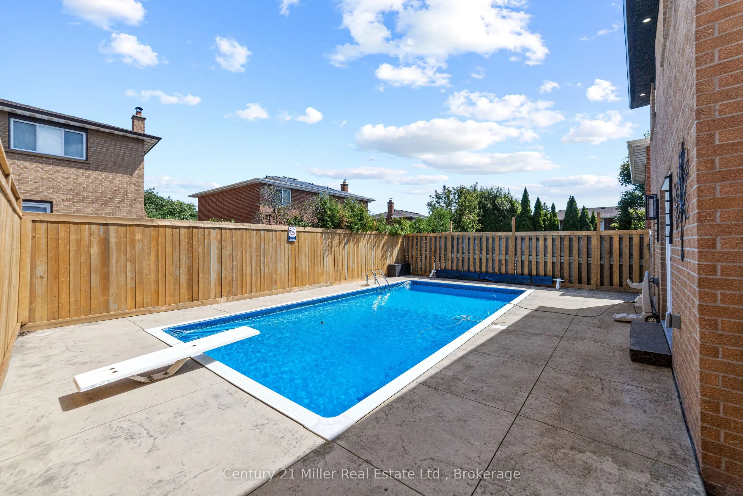 1363 Harmsworth Square
