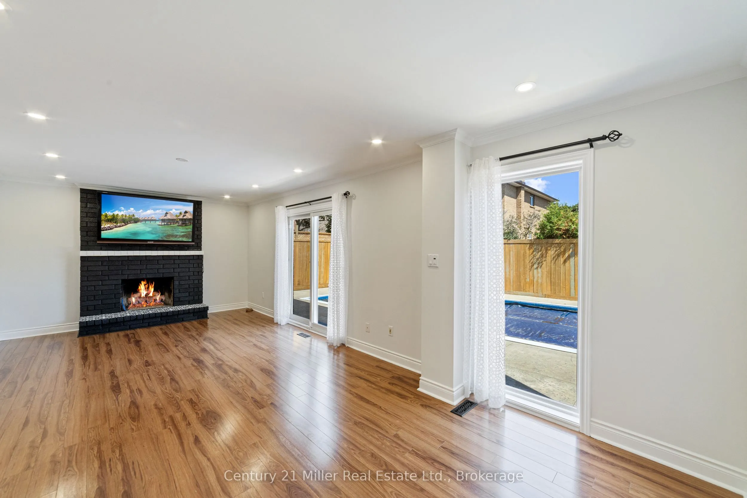 1363 Harmsworth Square