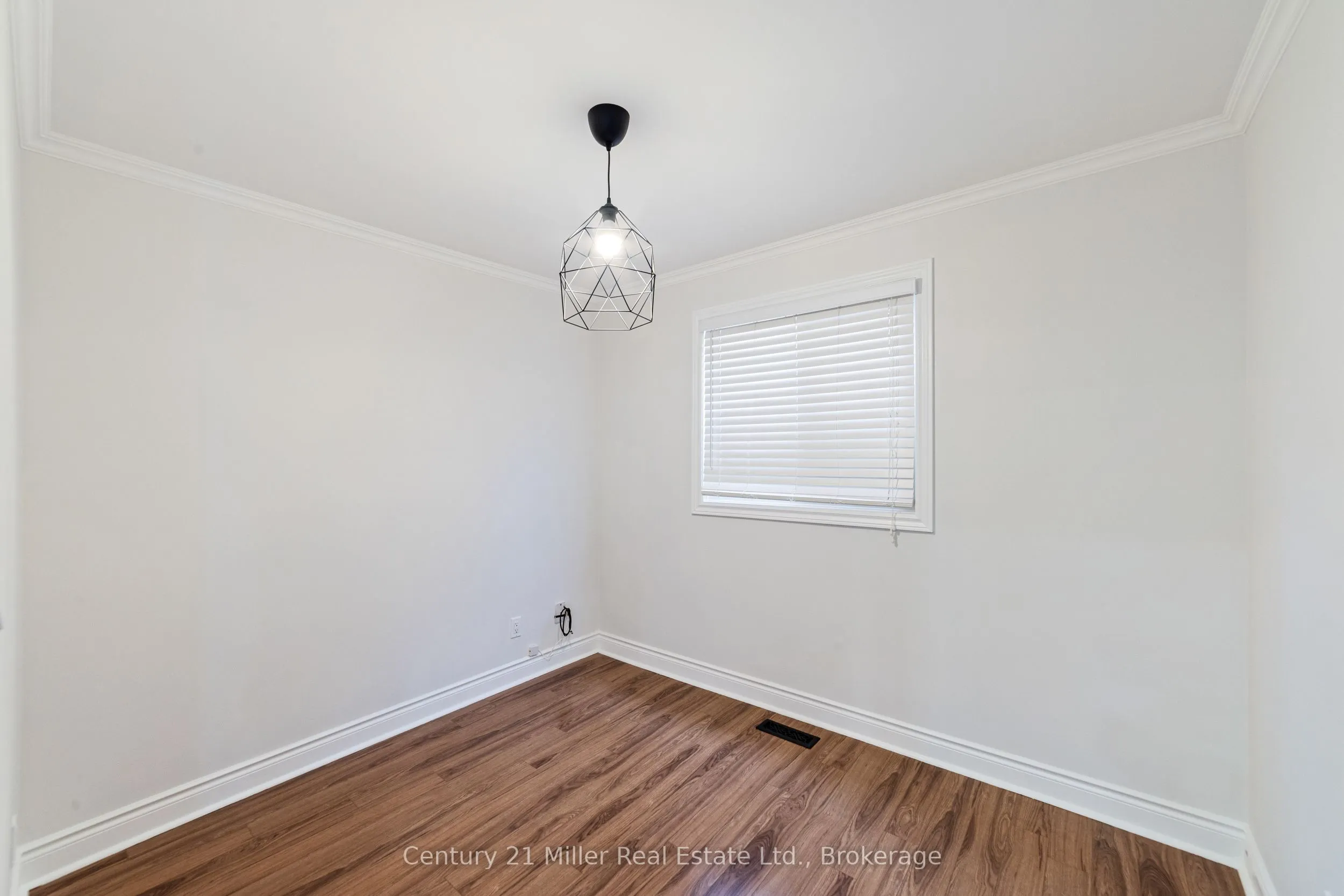 1363 Harmsworth Square