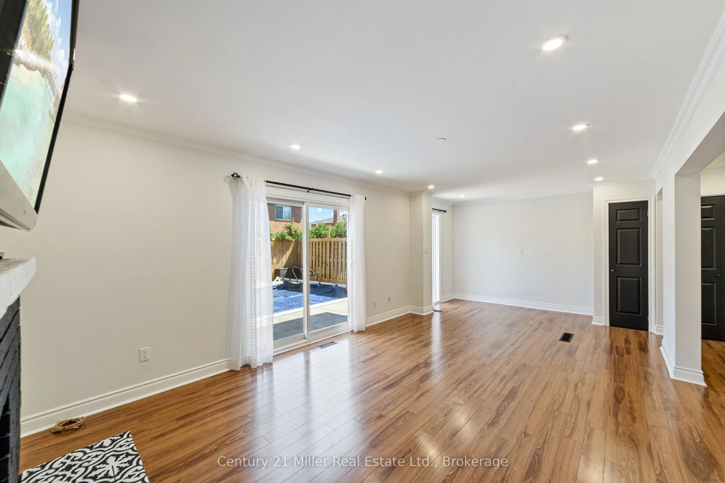 1363 Harmsworth Square
