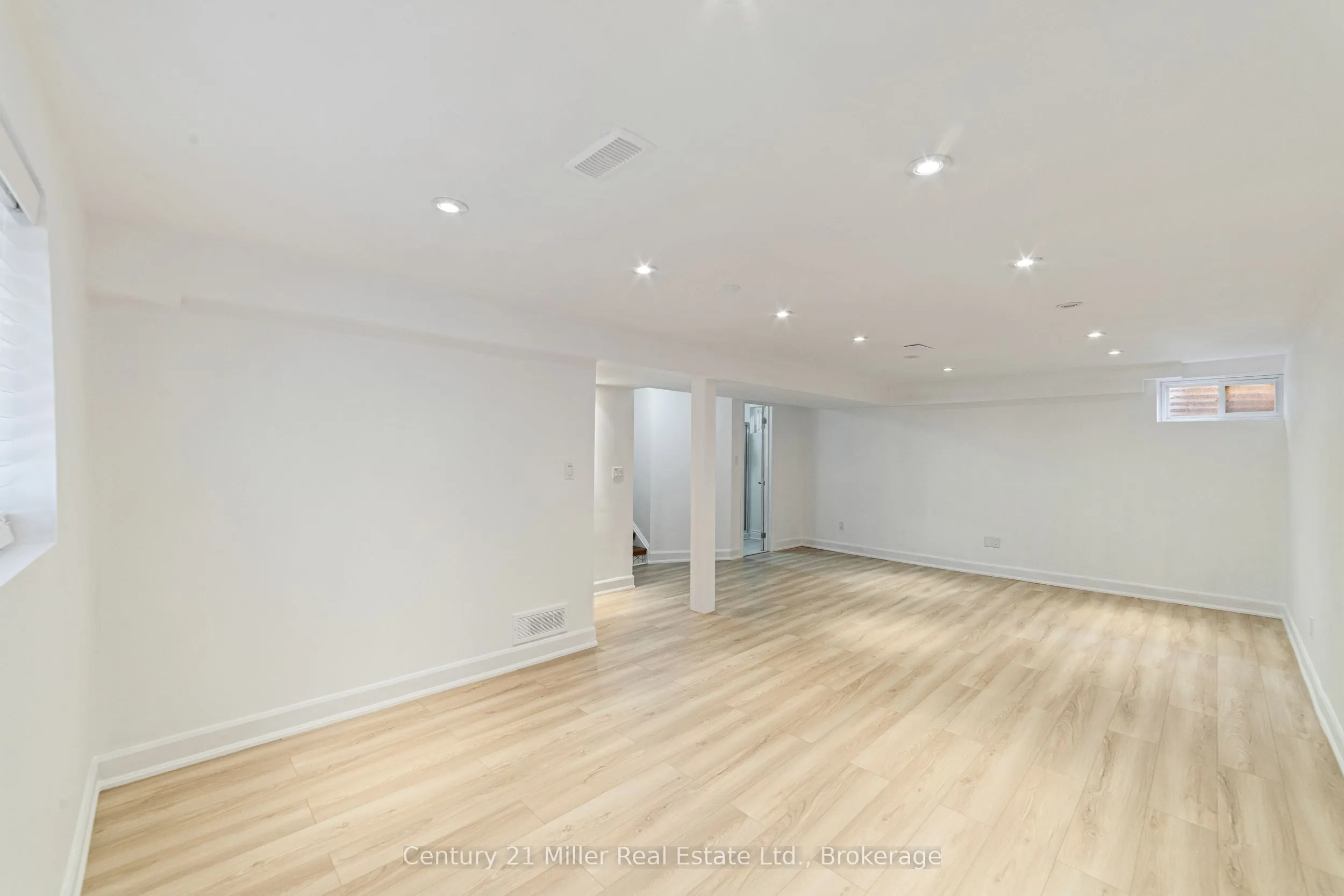 1363 Harmsworth Square