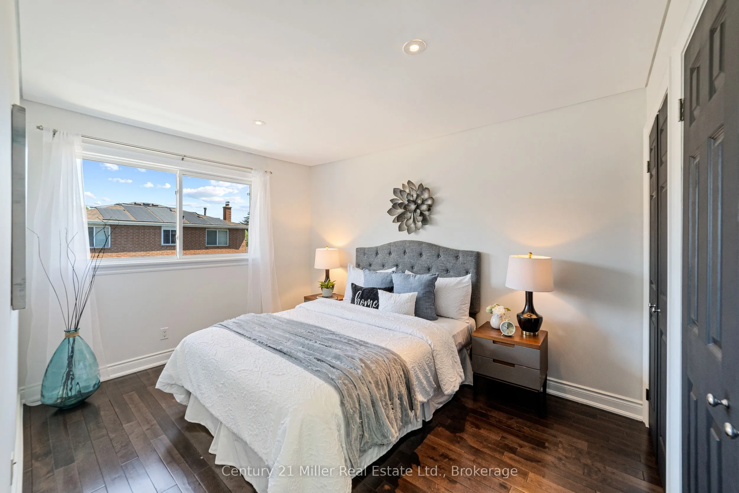 1363 Harmsworth Square