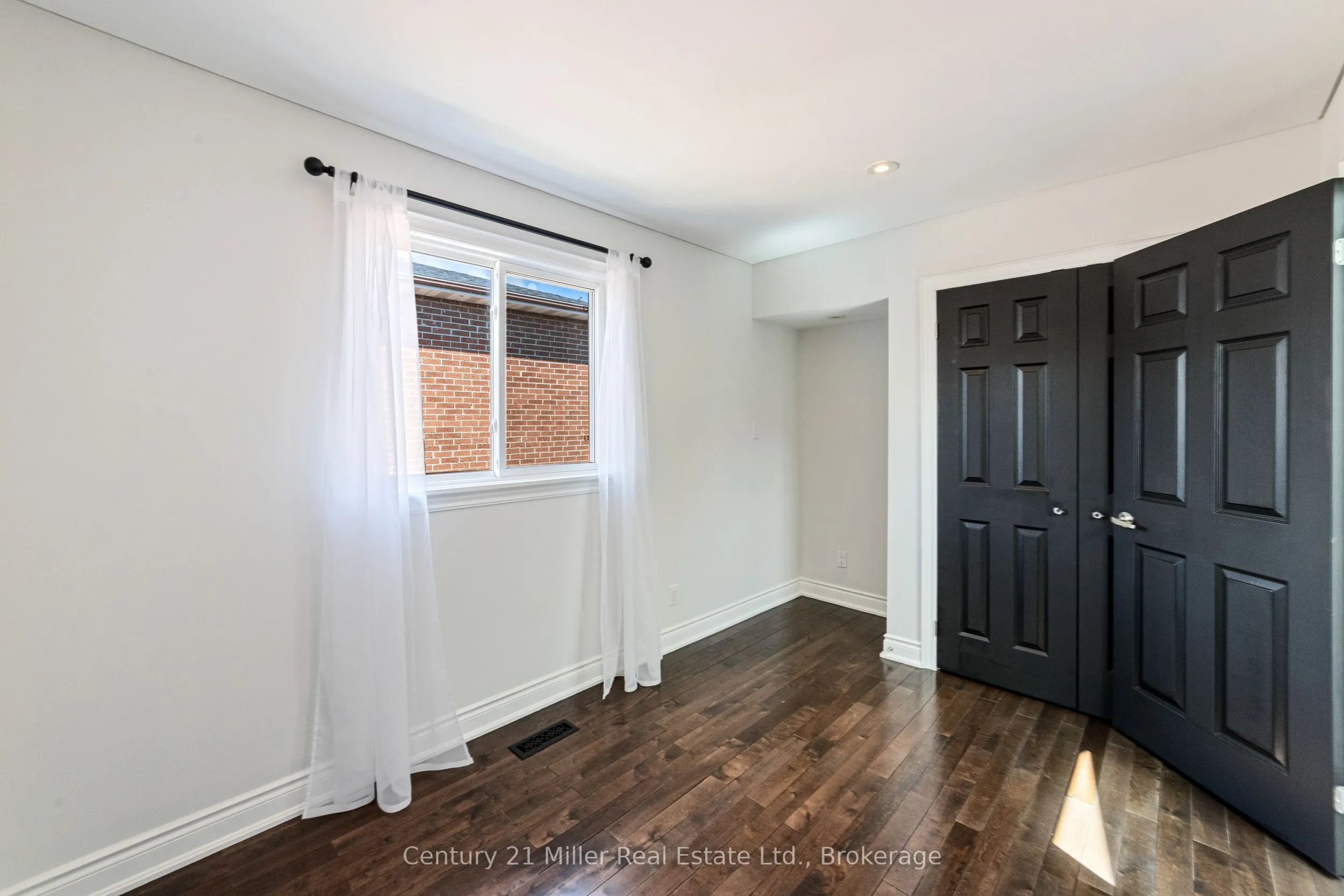 1363 Harmsworth Square