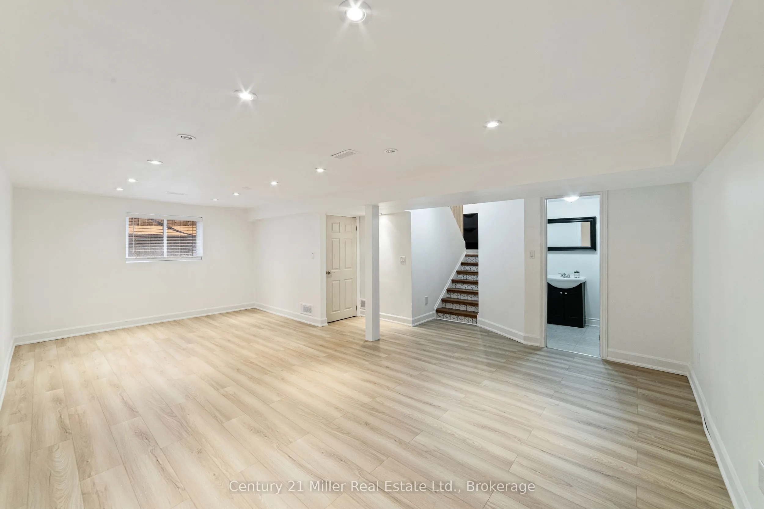 1363 Harmsworth Square