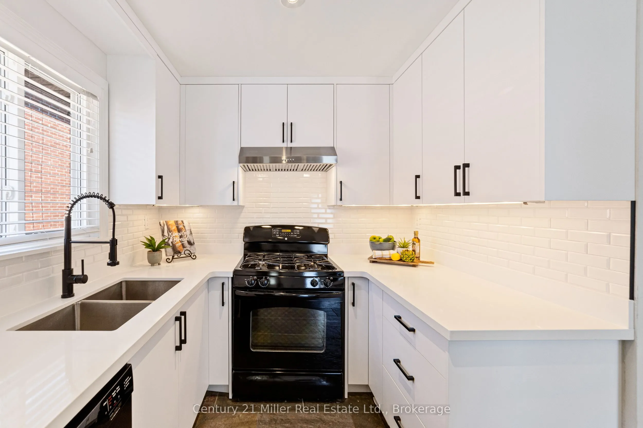 1363 Harmsworth Square