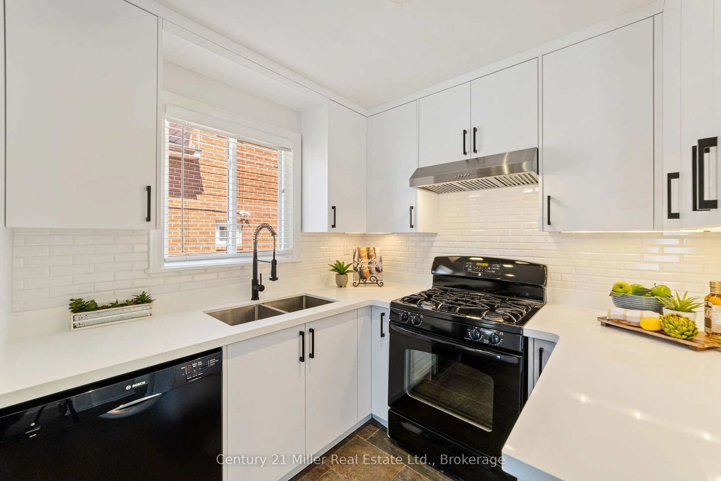 1363 Harmsworth Square