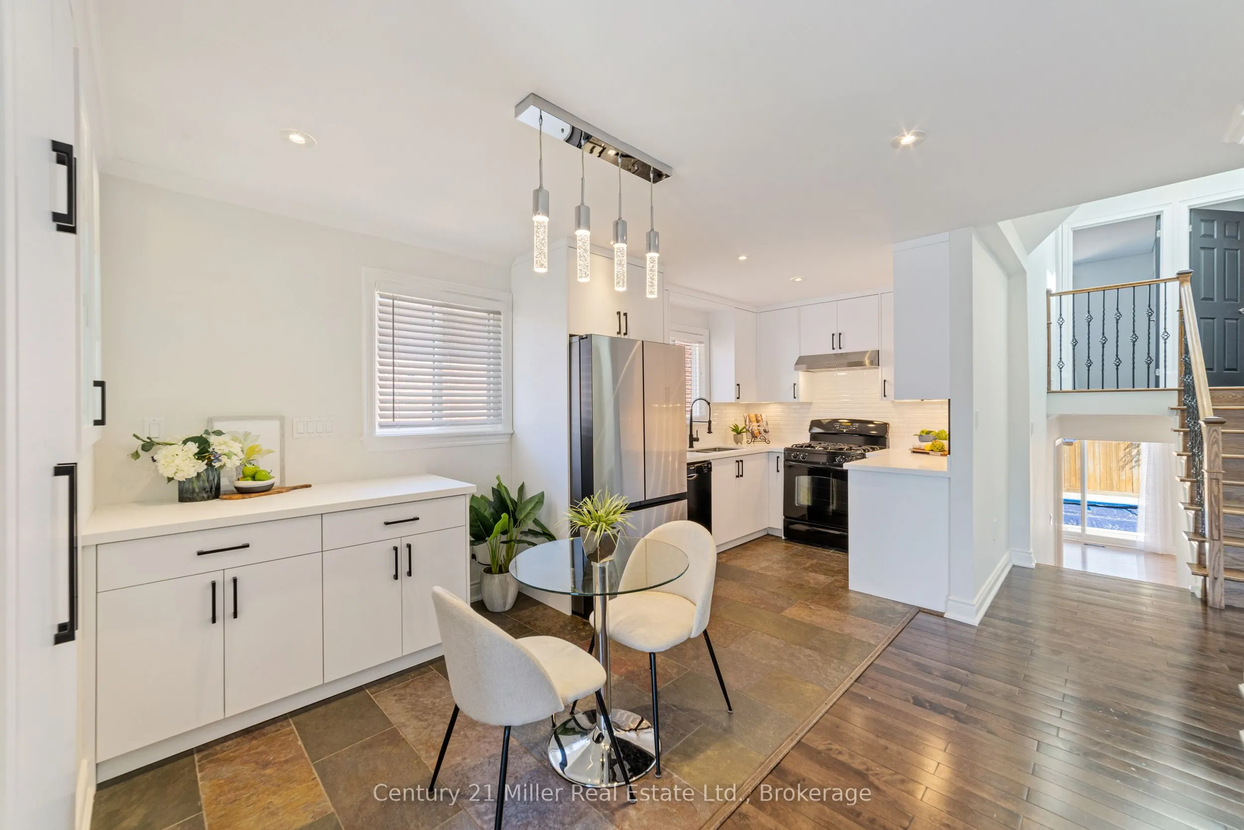 1363 Harmsworth Square