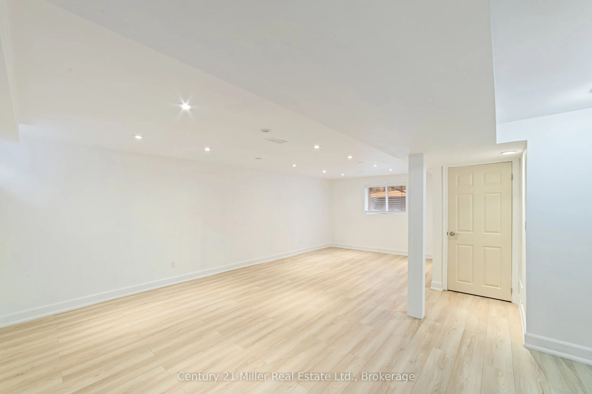 1363 Harmsworth Square