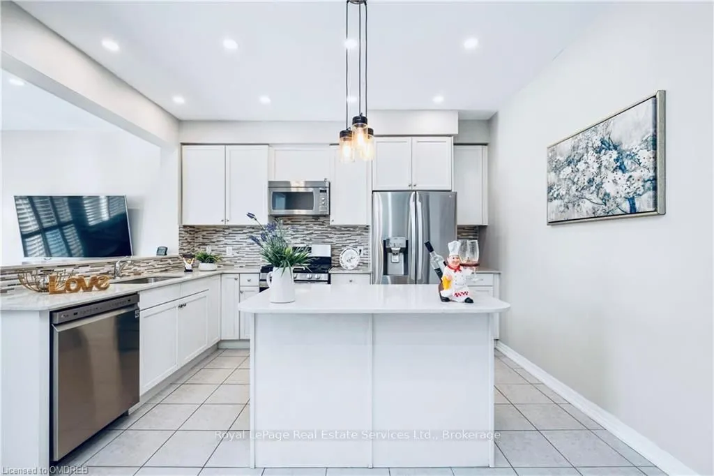 106 HANSON Crescent