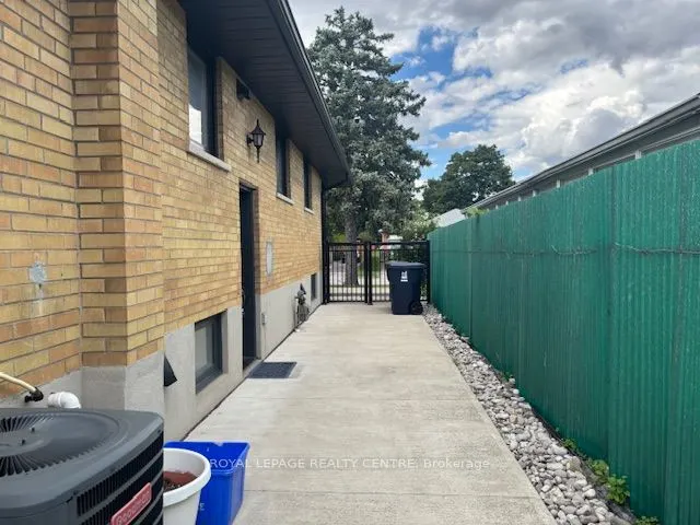 40 Summerfield Crescent, #Lower