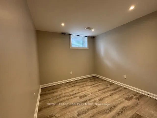 40 Summerfield Crescent, #Lower