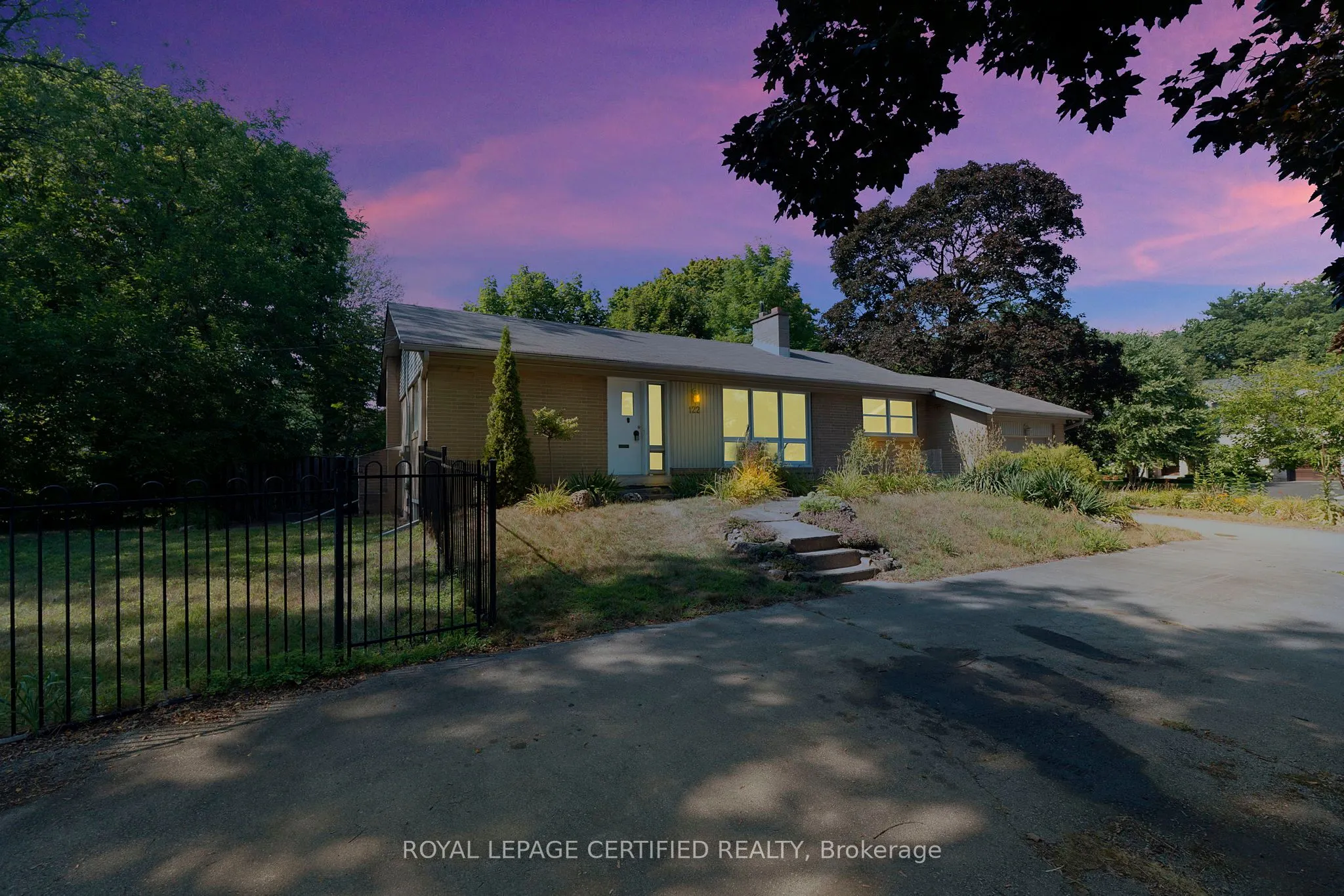 122 Selgrove Crescent