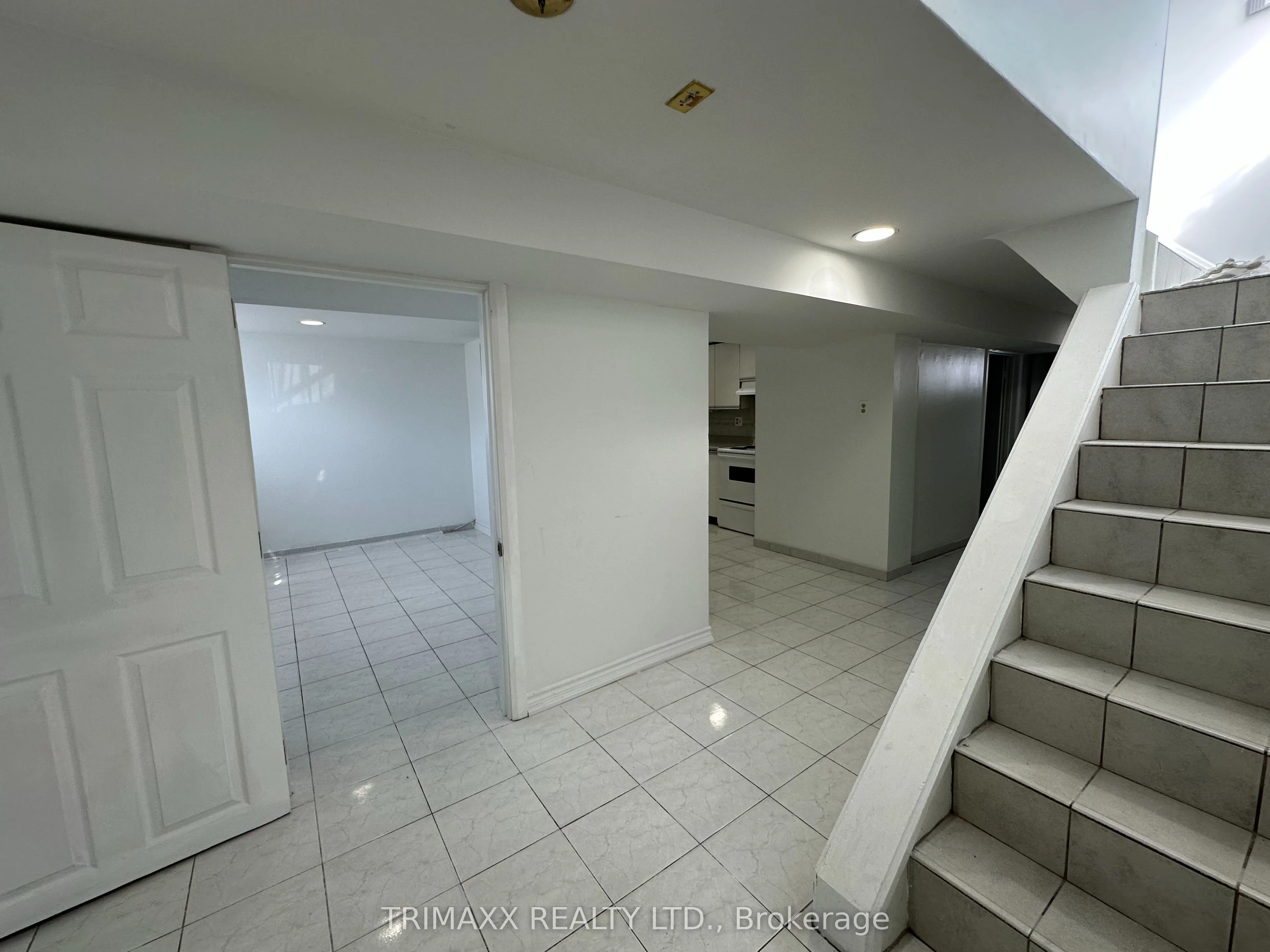 14 Brigham Circuit W, #Basement