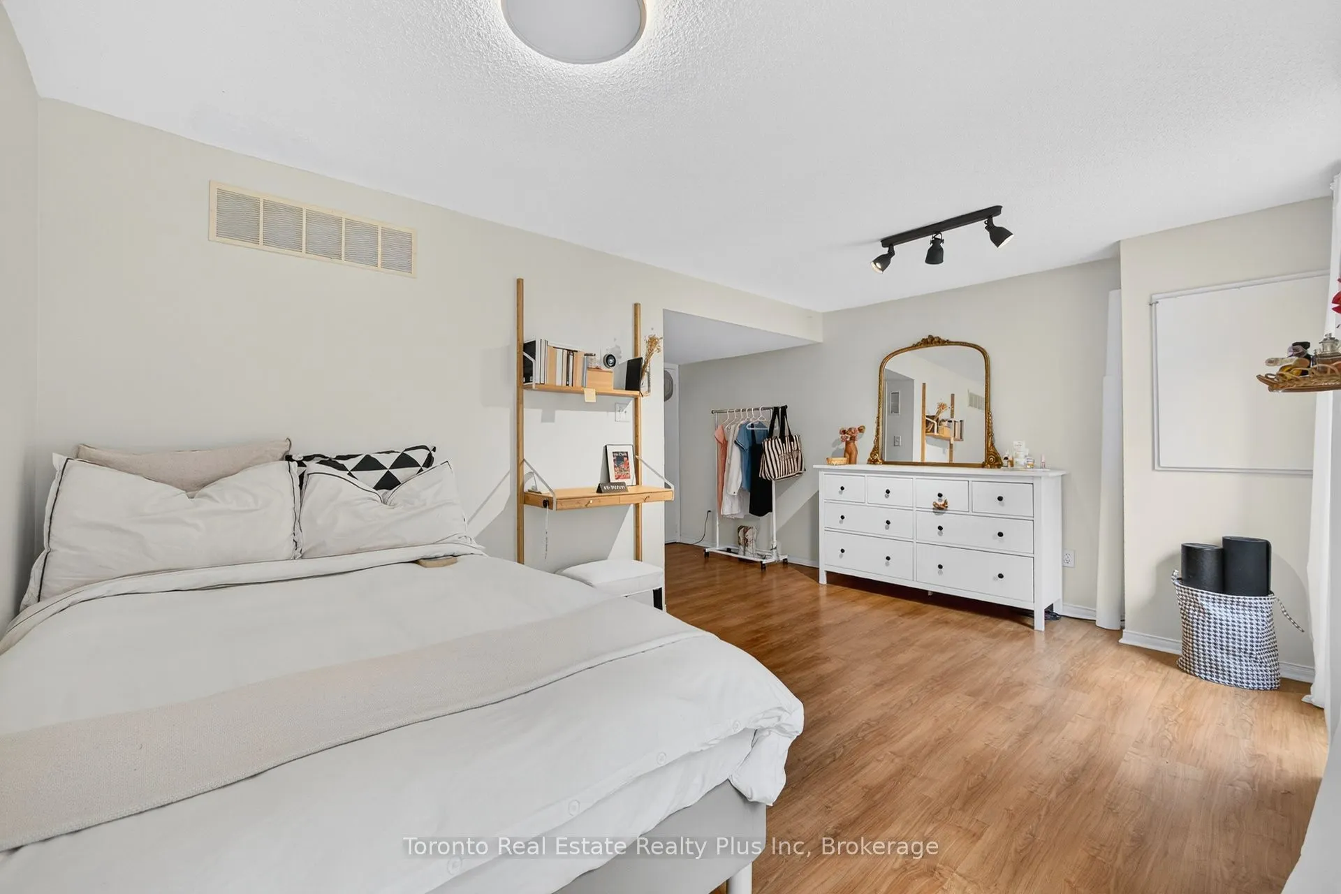 2945 Thomas Street, #119