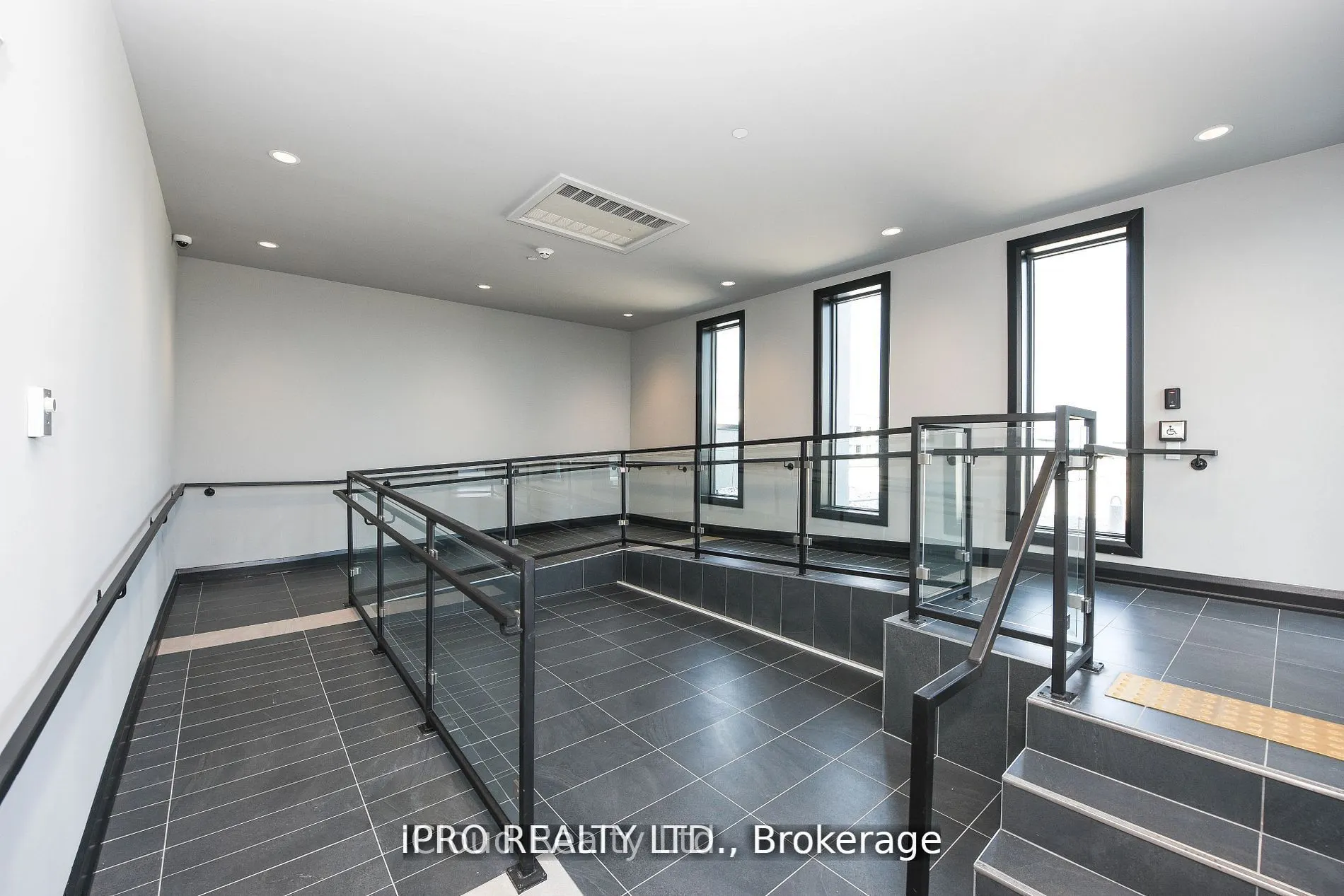 95 Dundas Street, #004