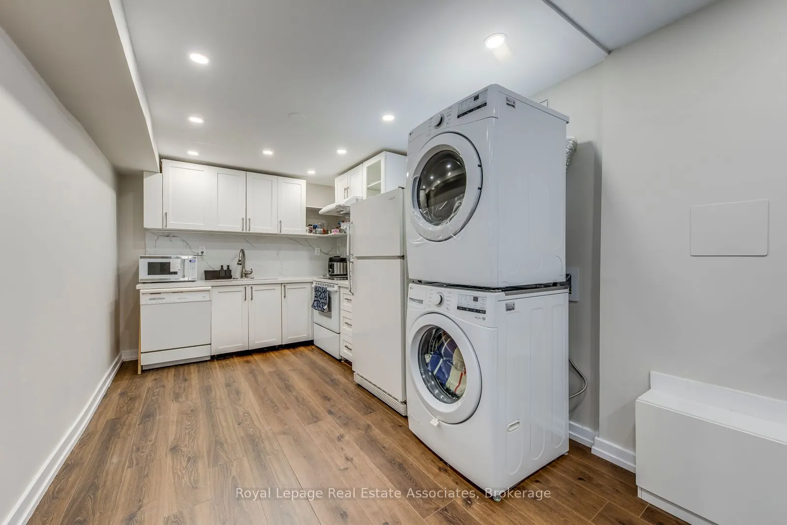 1867 Sandgate Crescent, #Lower