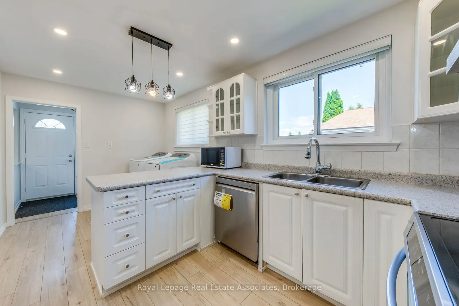 1867 Sandgate Crescent, #Lower