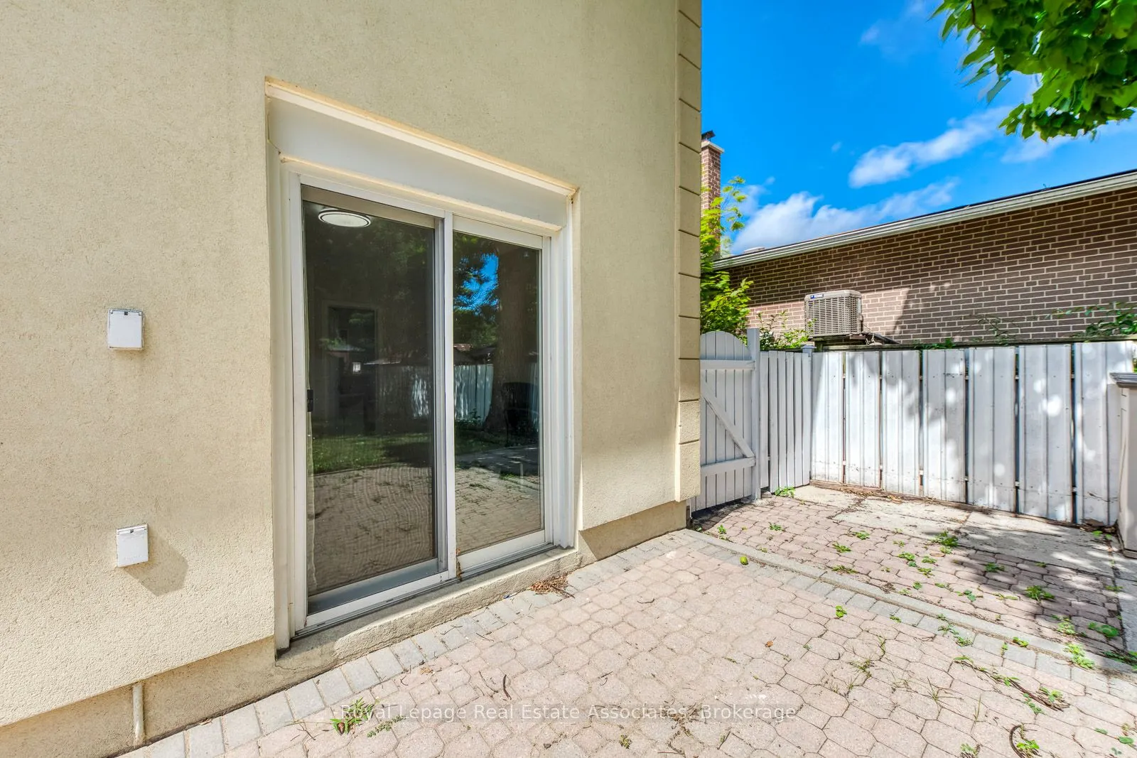 1867 Sandgate Crescent, #Lower