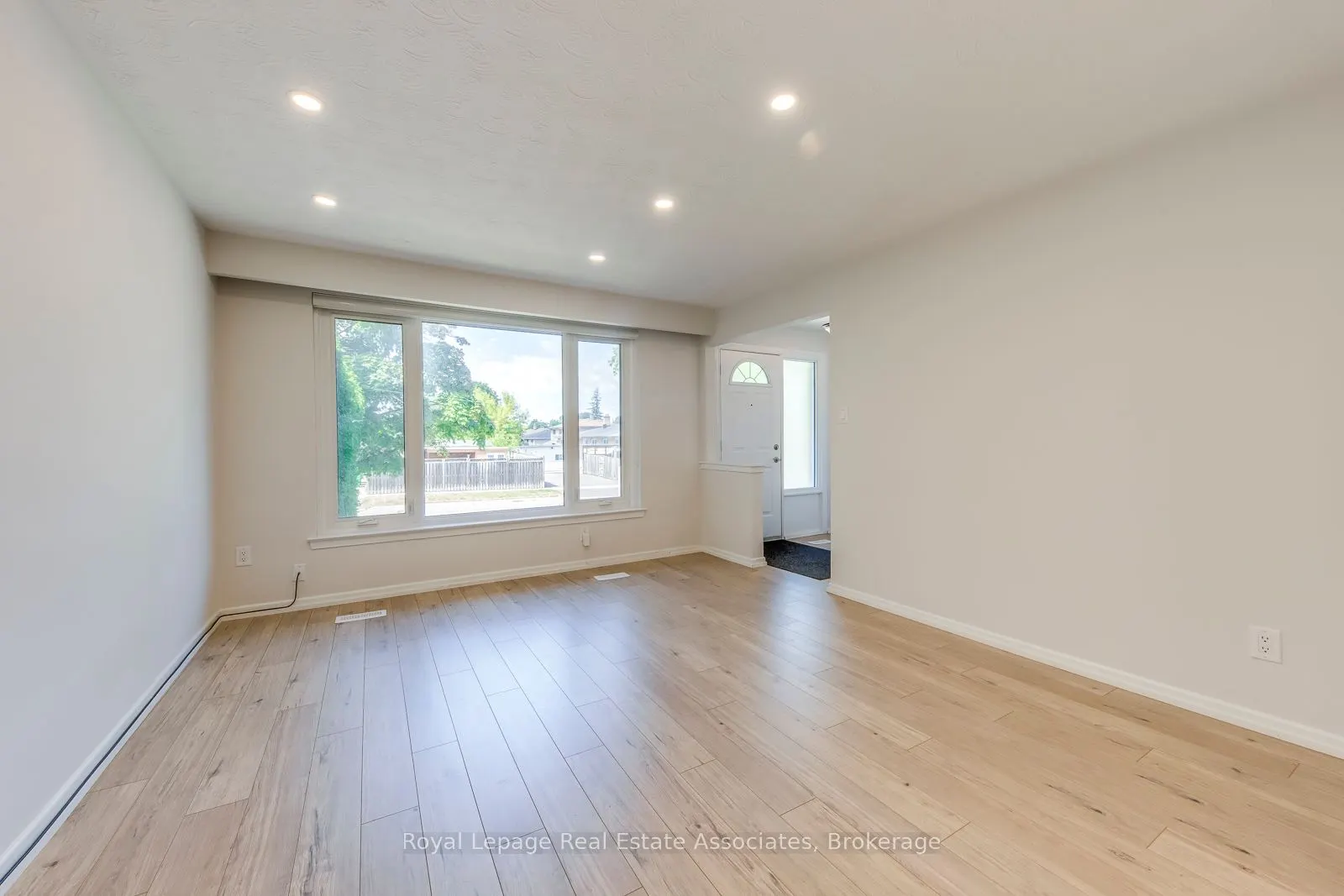1867 Sandgate Crescent, #Lower