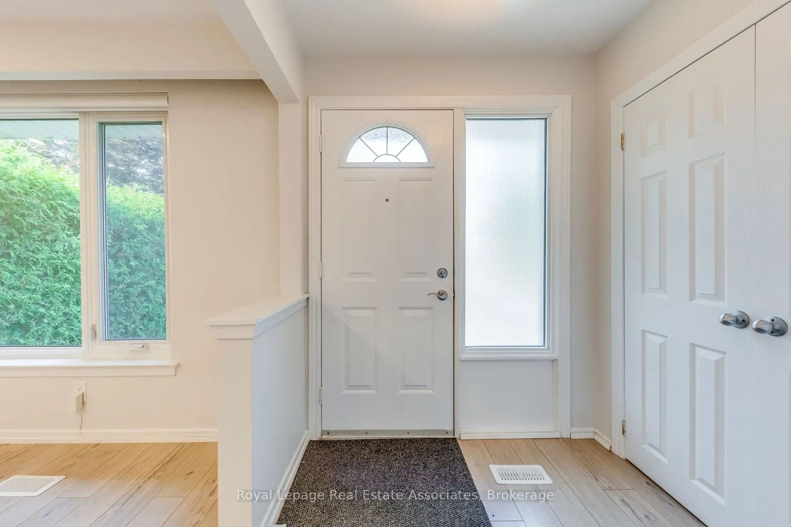1867 Sandgate Crescent, #Lower