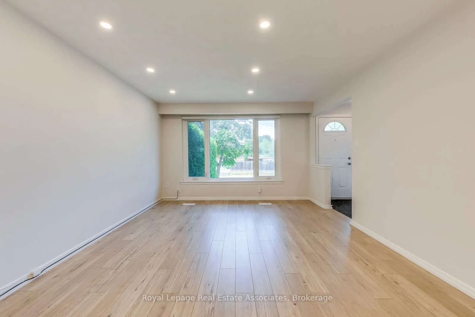 1867 Sandgate Crescent, #Lower