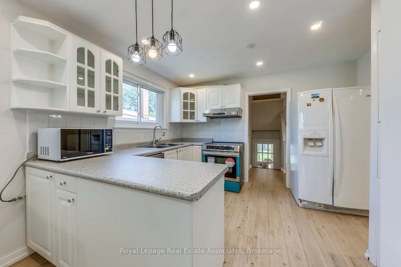 1867 Sandgate Crescent, #Lower