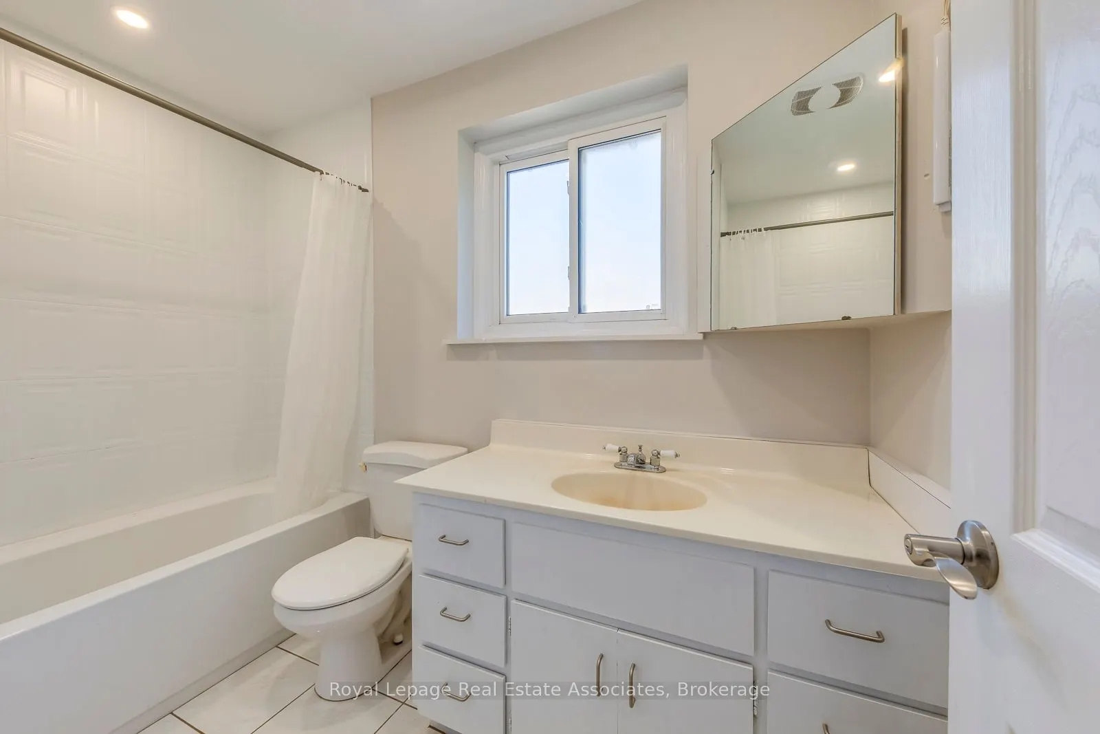 1867 Sandgate Crescent, #Lower