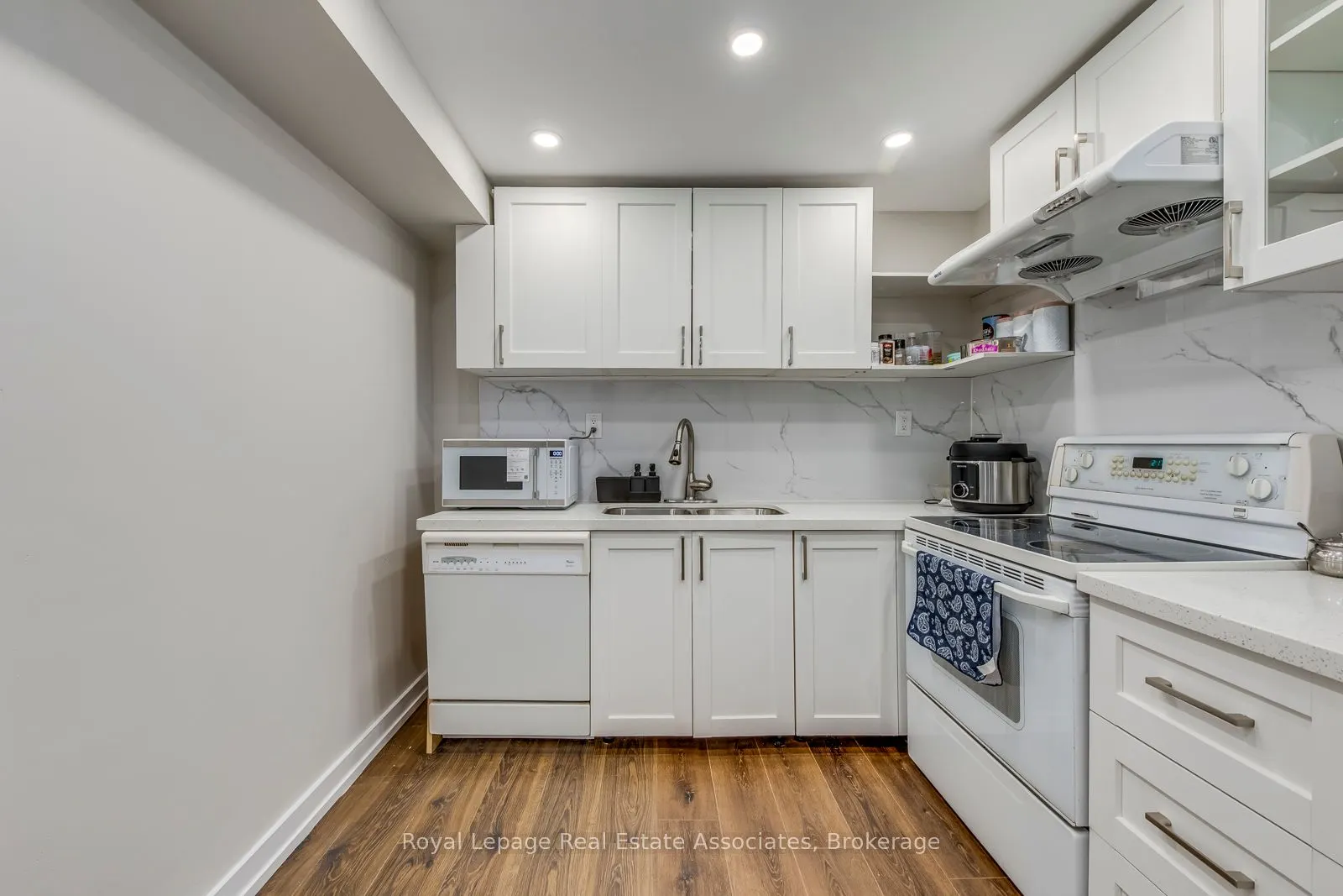 1867 Sandgate Crescent, #Lower