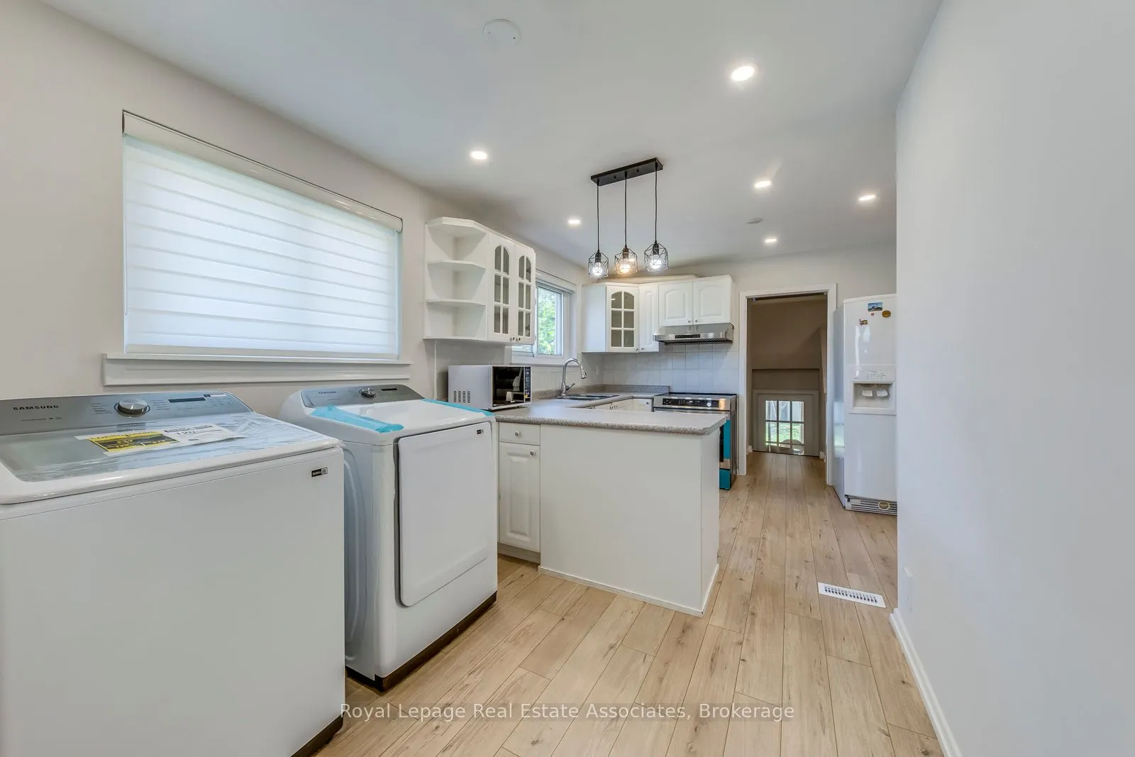 1867 Sandgate Crescent, #Lower