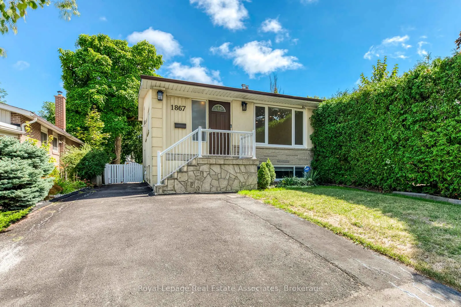 1867 Sandgate Crescent, #Lower