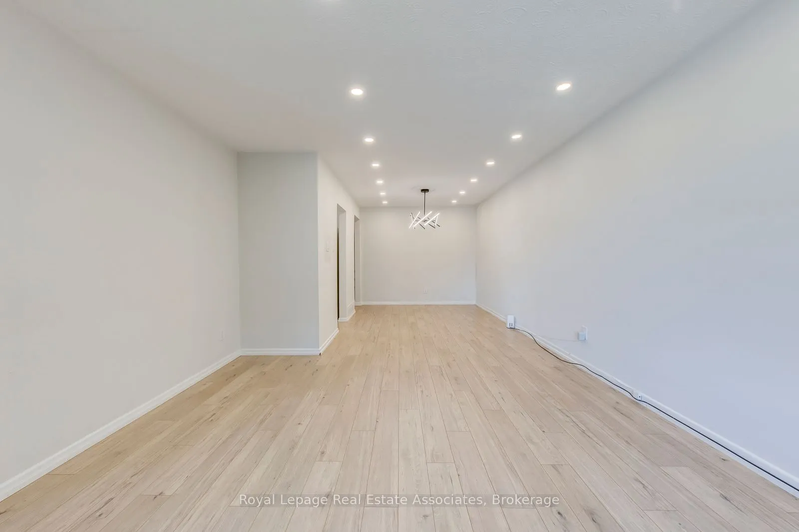1867 Sandgate Crescent, #Lower