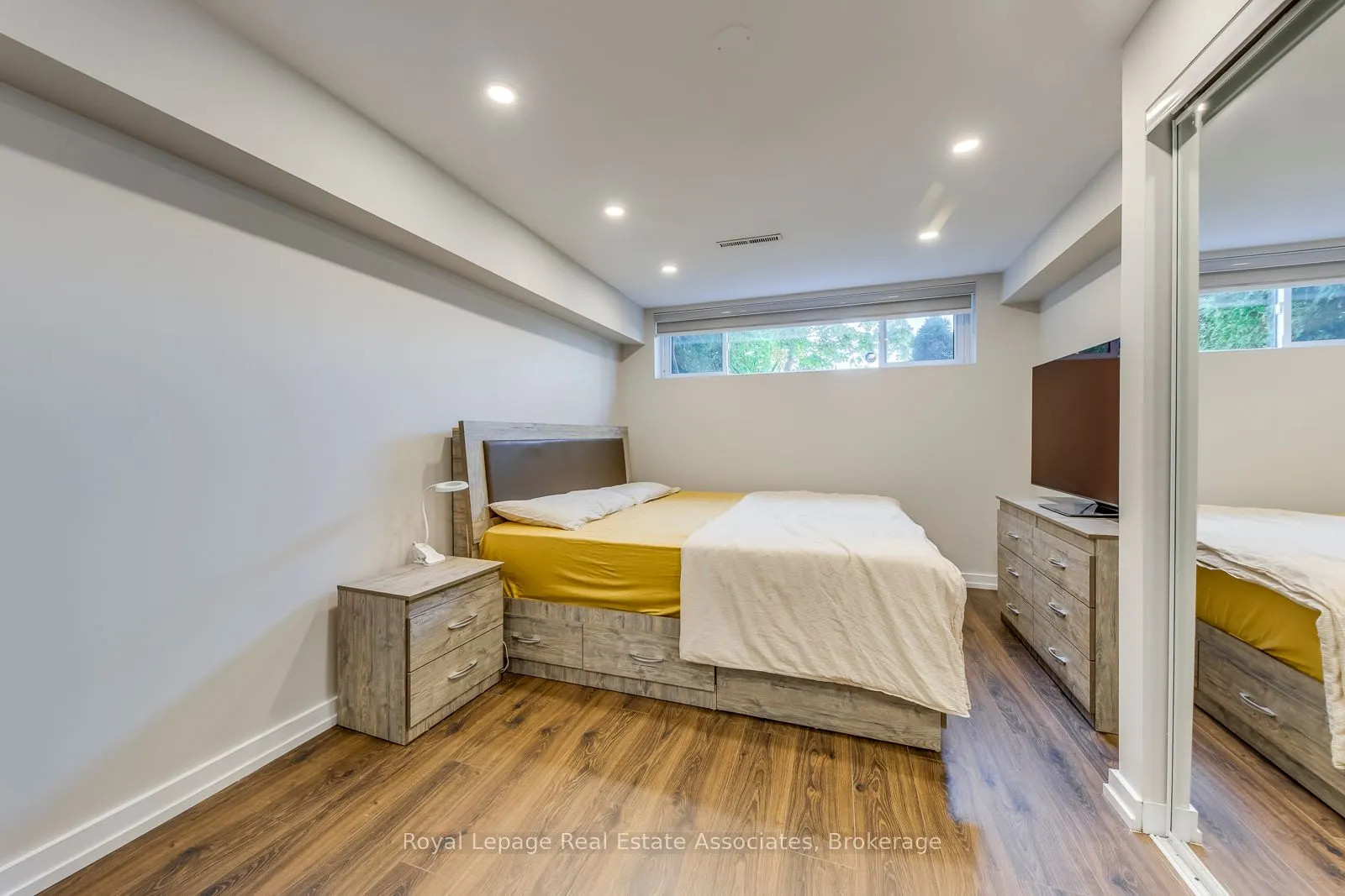 1867 Sandgate Crescent, #Lower