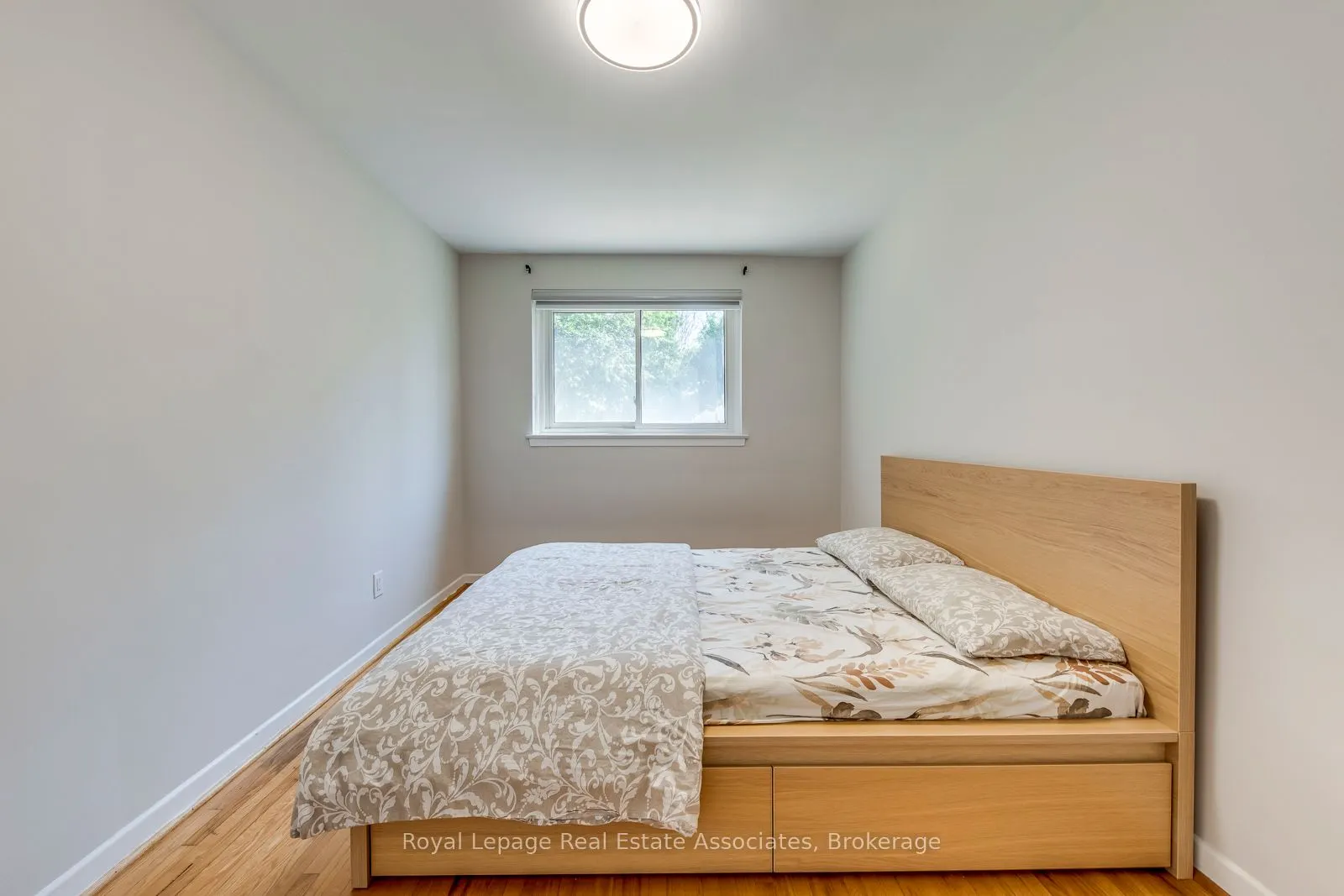 1867 Sandgate Crescent, #Lower