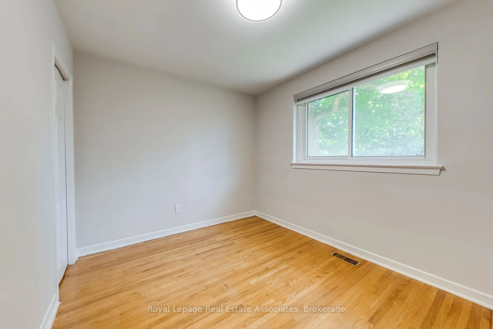 1867 Sandgate Crescent, #Lower