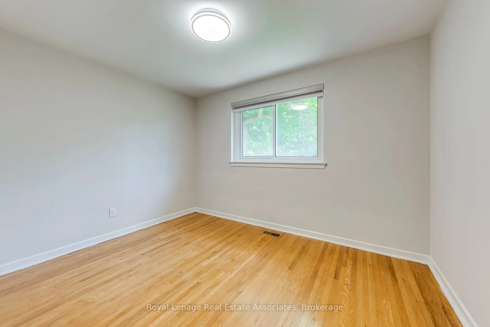 1867 Sandgate Crescent, #Lower