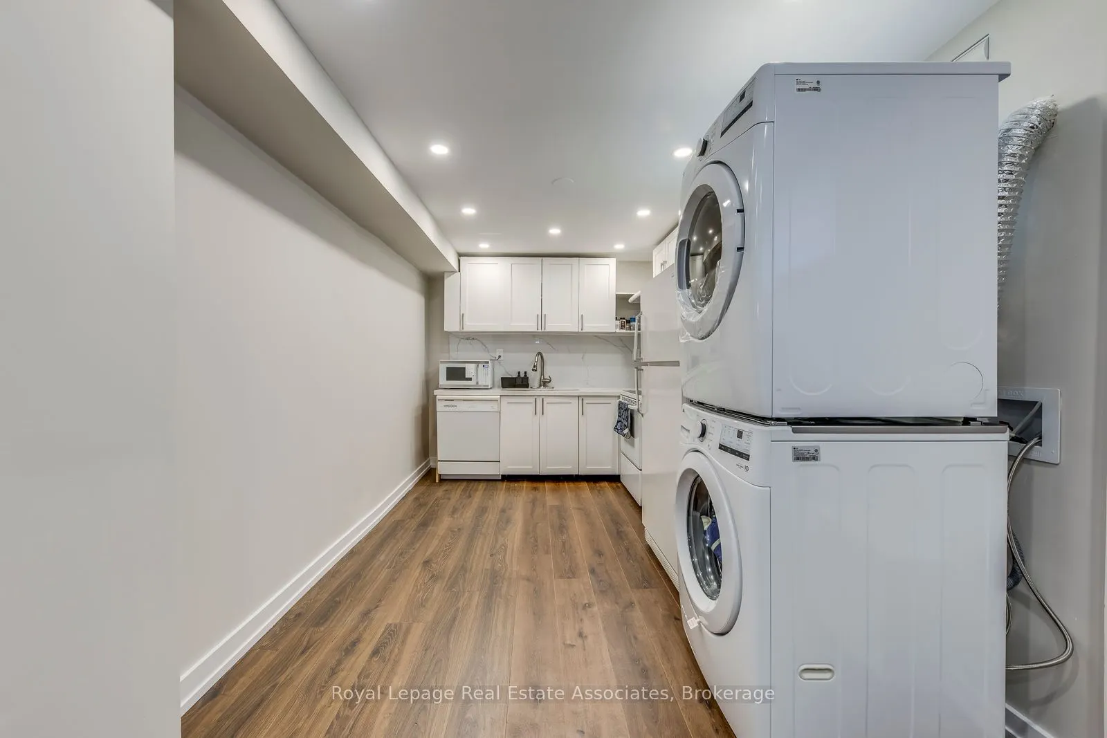 1867 Sandgate Crescent, #Lower