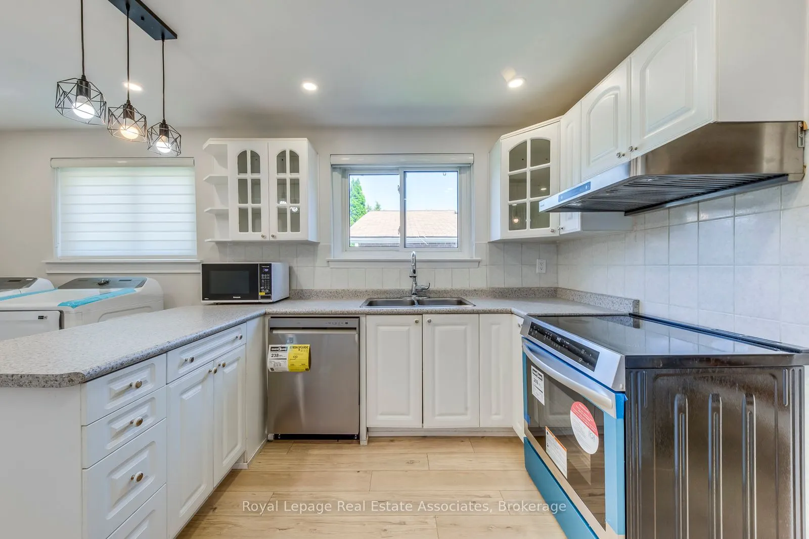 1867 Sandgate Crescent, #Lower