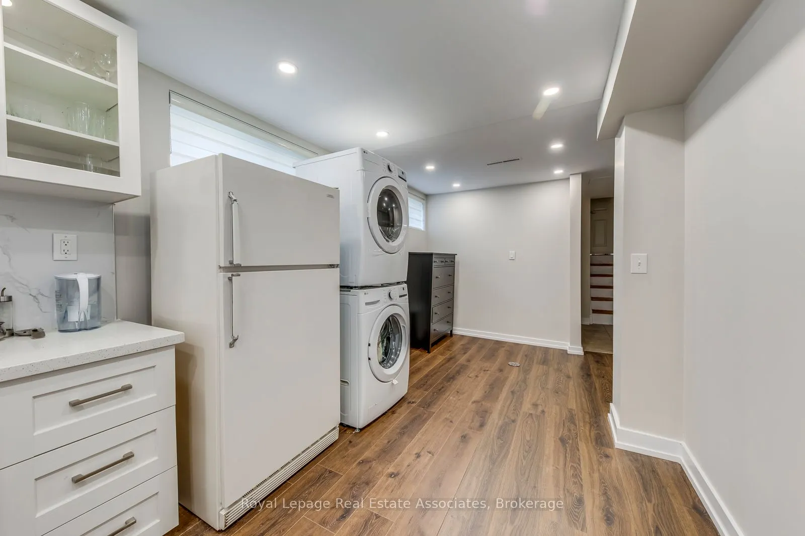 1867 Sandgate Crescent, #Lower