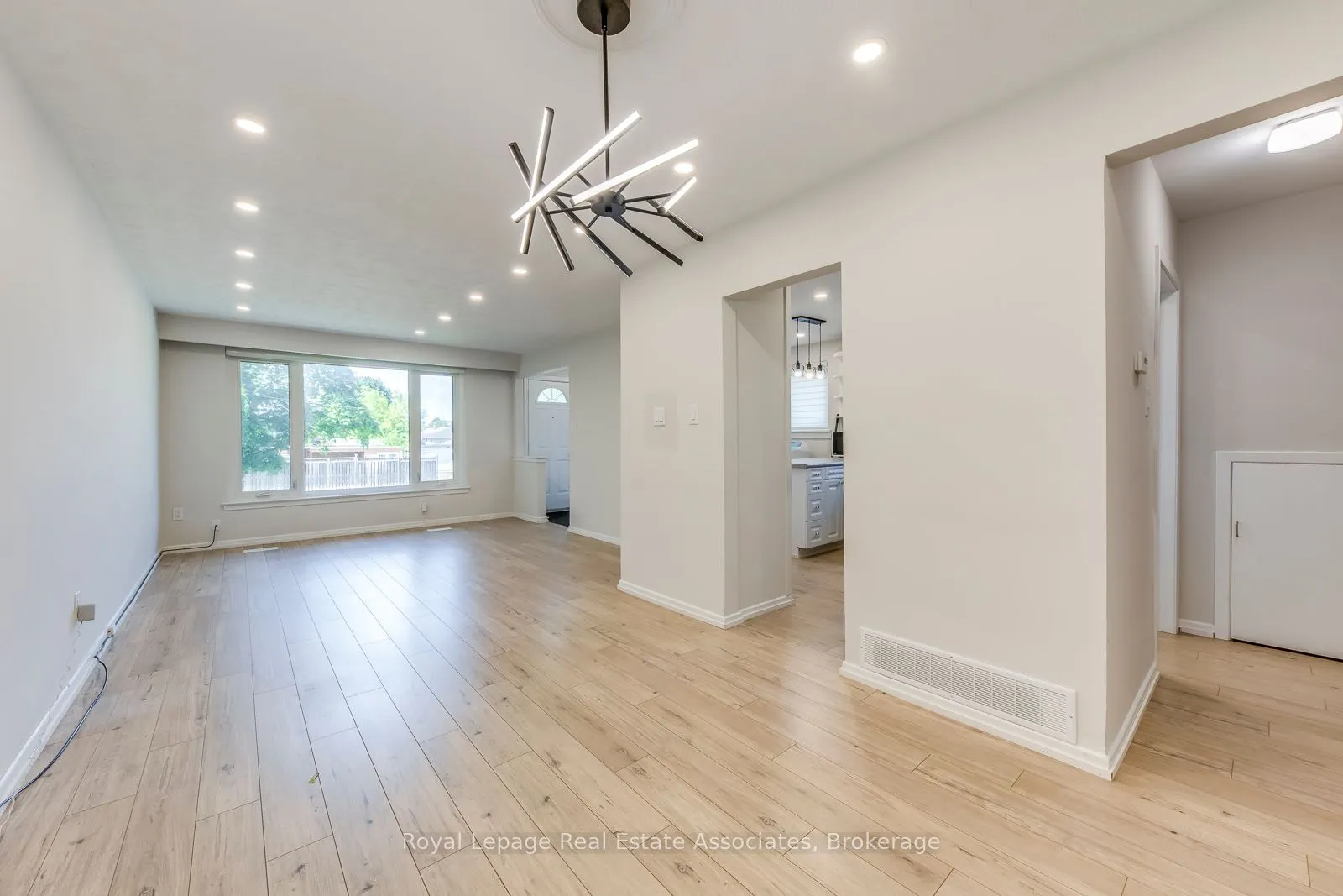 1867 Sandgate Crescent, #Lower