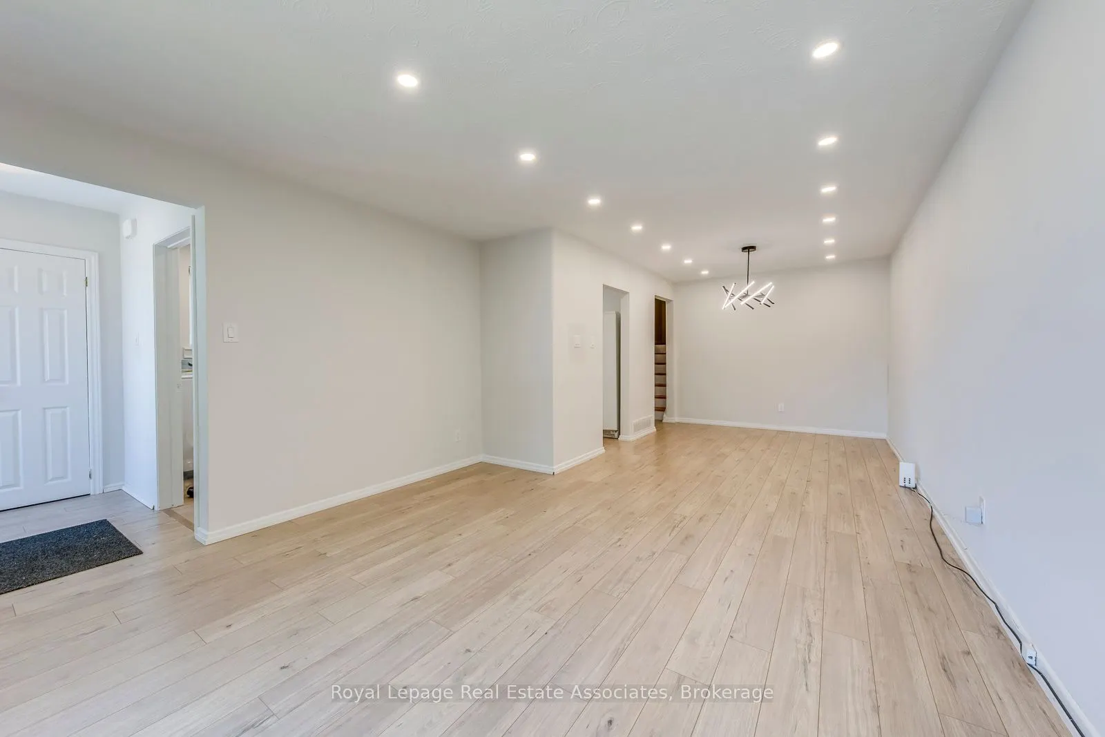 1867 Sandgate Crescent, #Lower