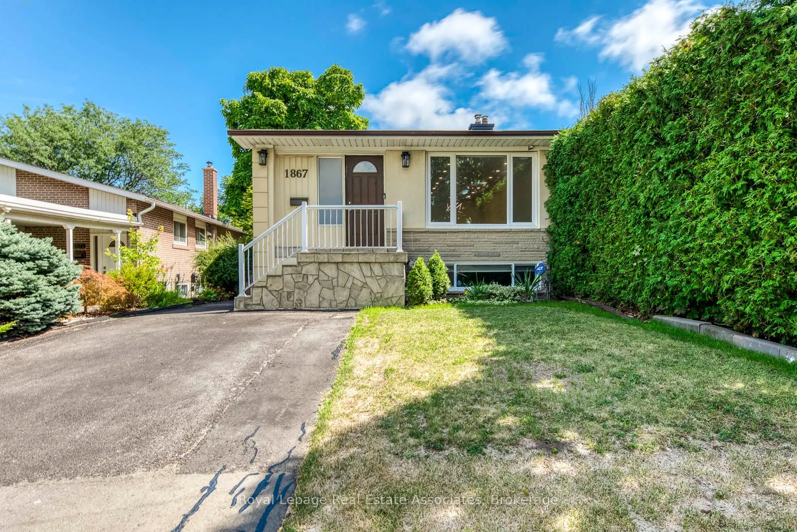 1867 Sandgate Crescent, #Lower
