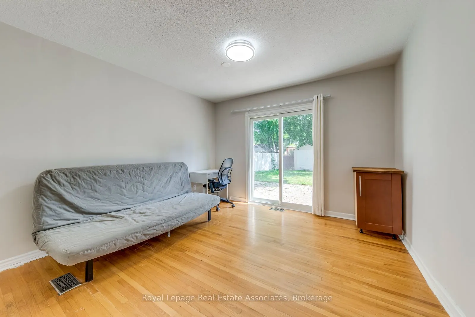1867 Sandgate Crescent, #Lower