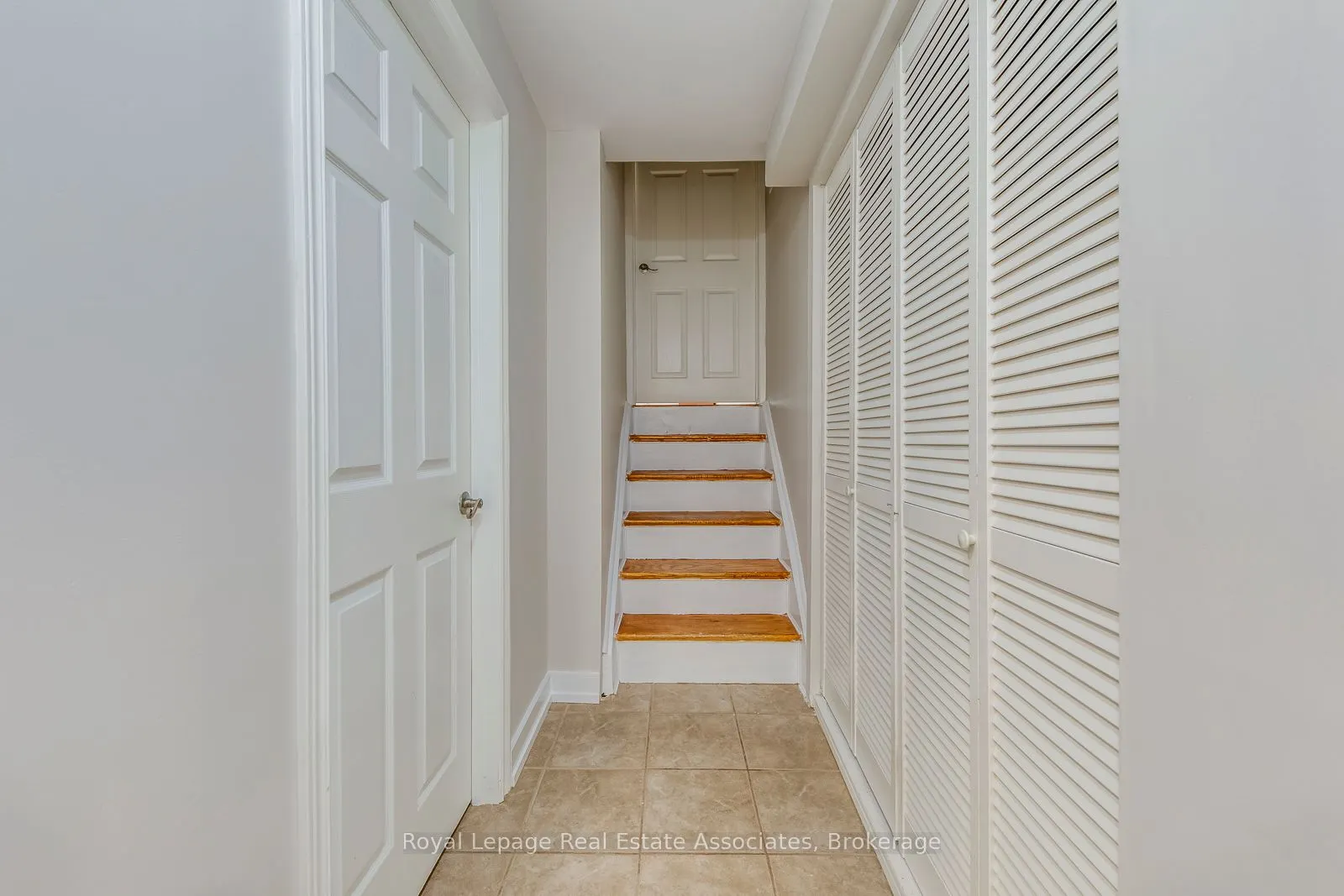 1867 Sandgate Crescent, #Lower