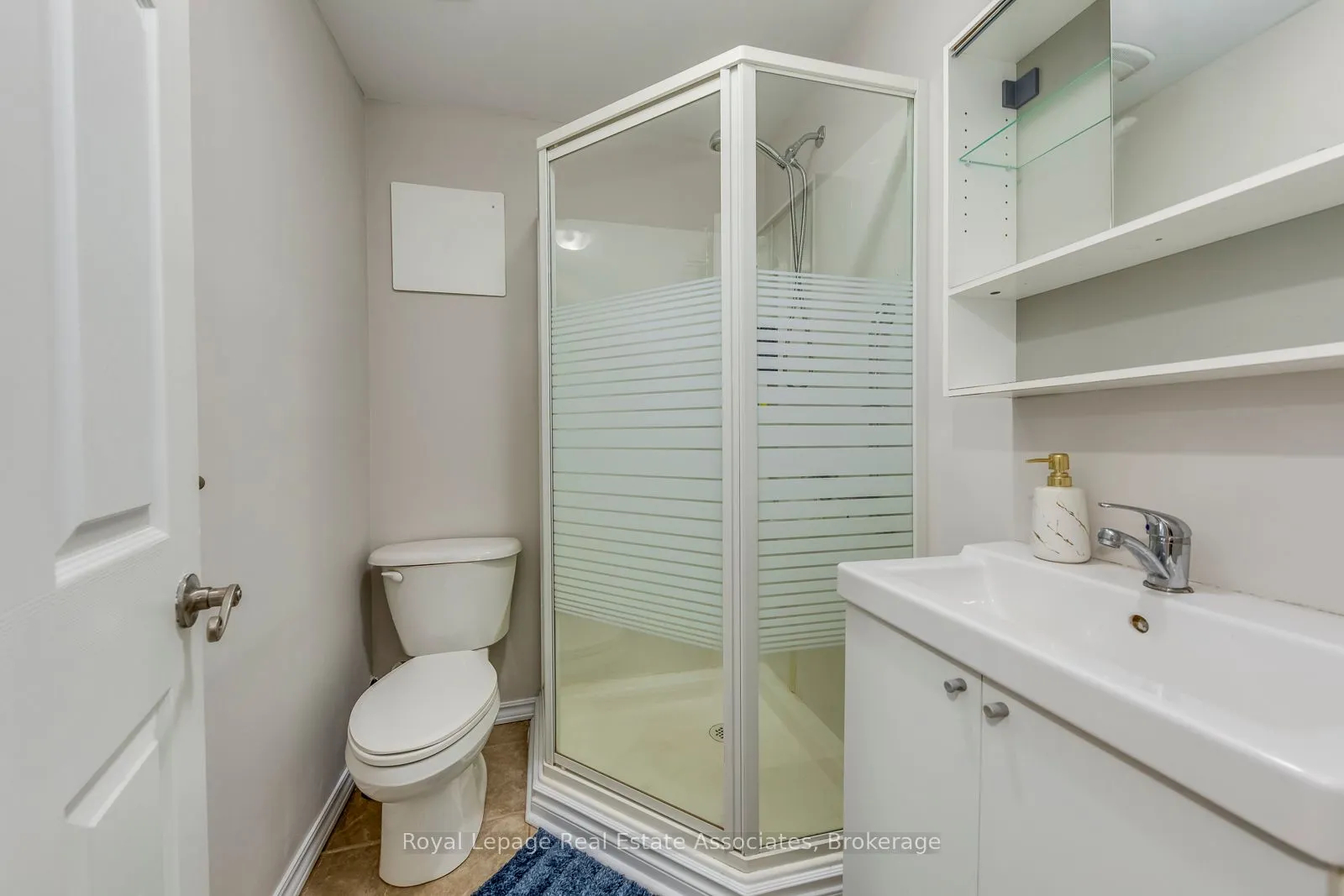 1867 Sandgate Crescent, #Lower