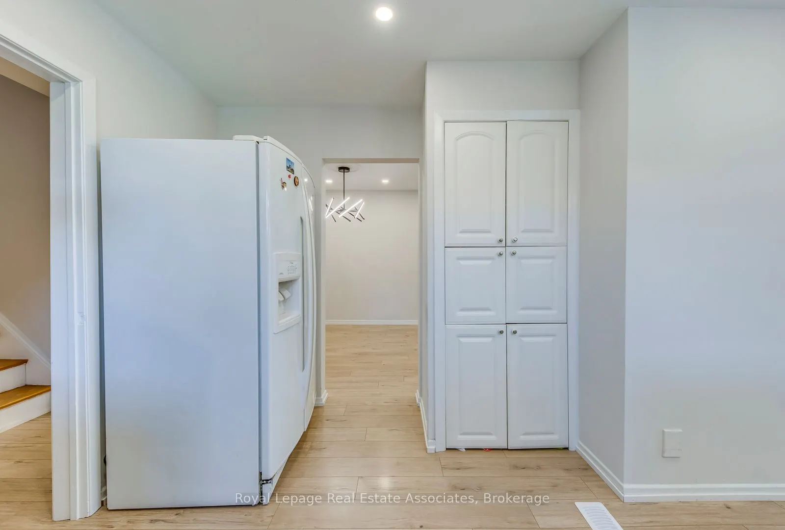 1867 Sandgate Crescent, #Upper