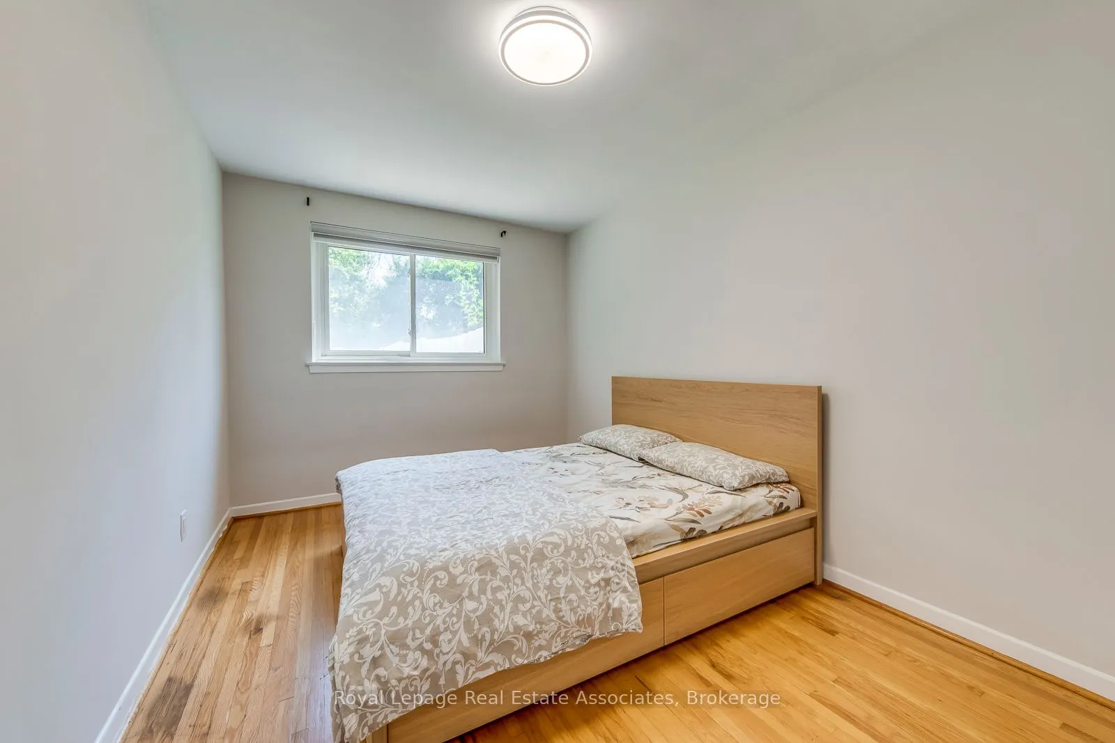 1867 Sandgate Crescent, #Upper