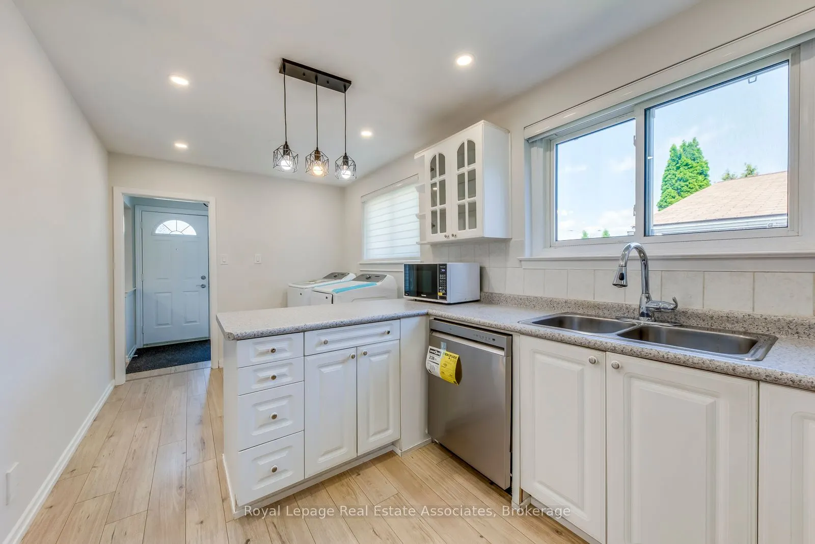 1867 Sandgate Crescent, #Upper