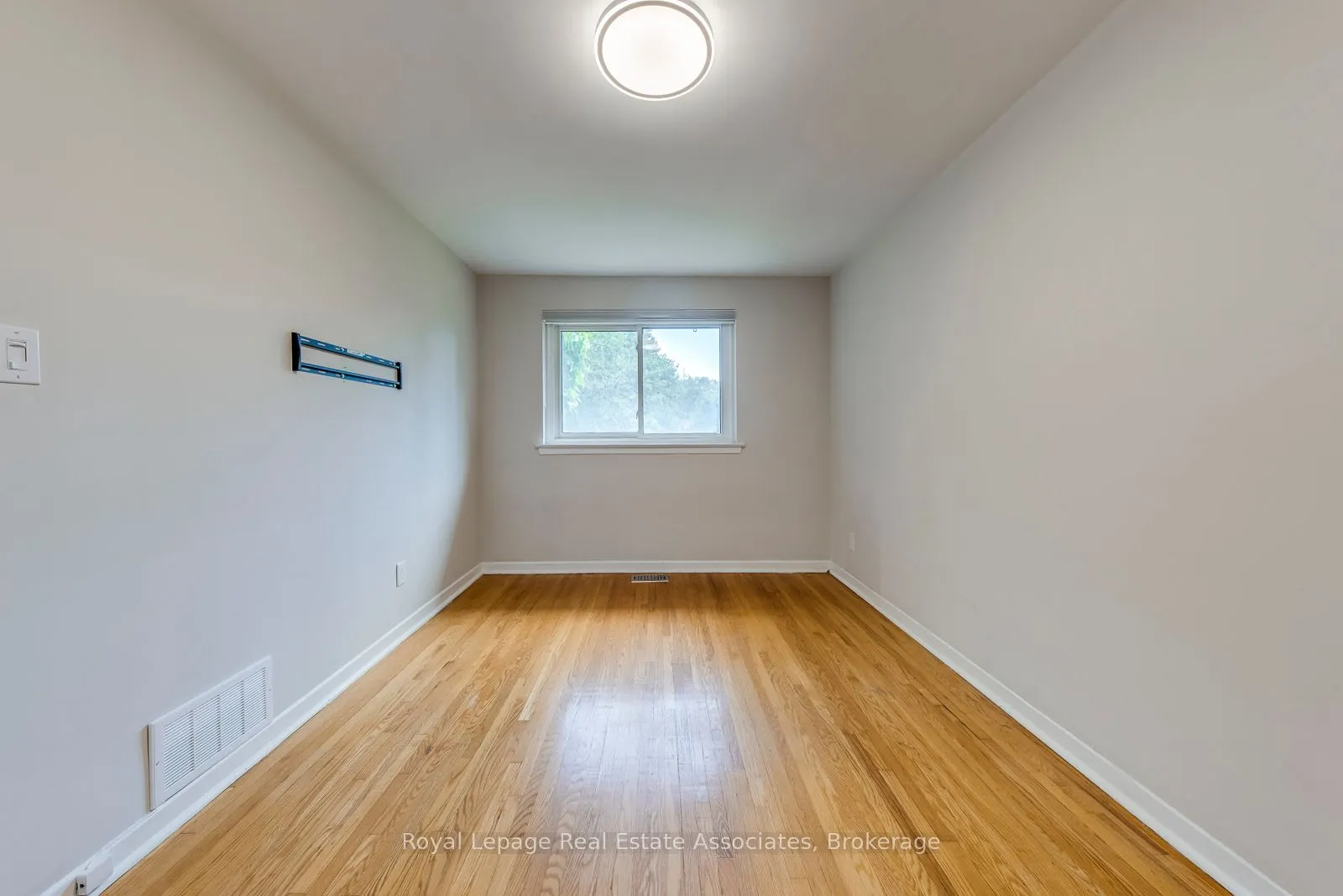 1867 Sandgate Crescent, #Upper