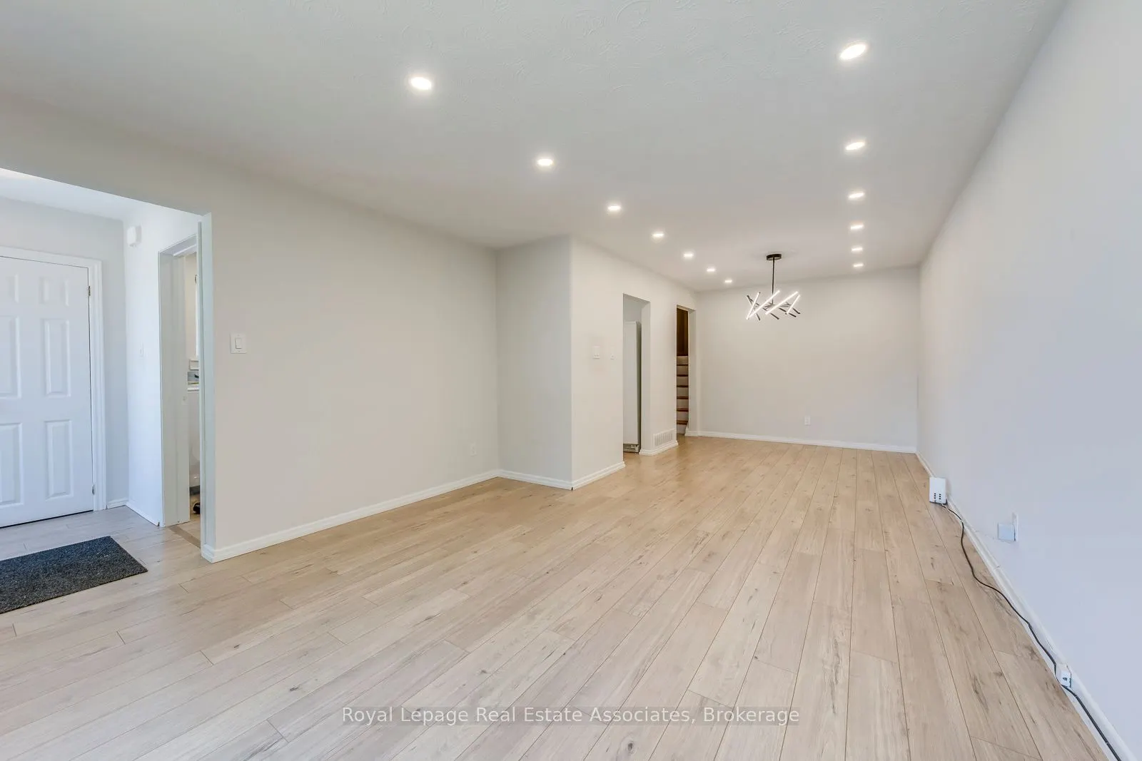 1867 Sandgate Crescent, #Upper